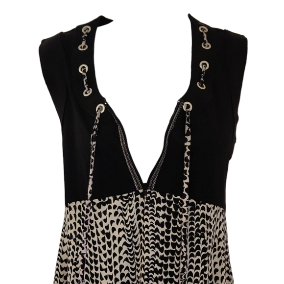 Chic Designer Summer Dress - Picture 4 of 4